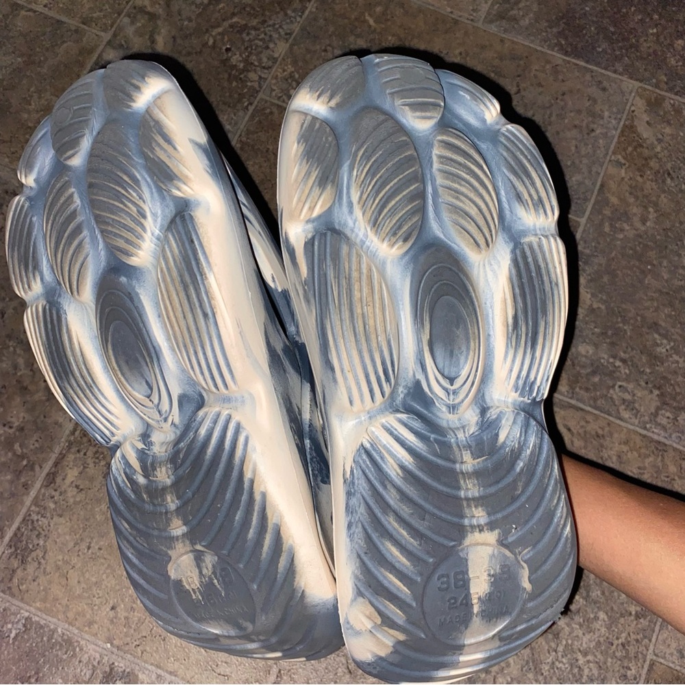 Shein Cut Out Vented Clog - Picture 3 of 4